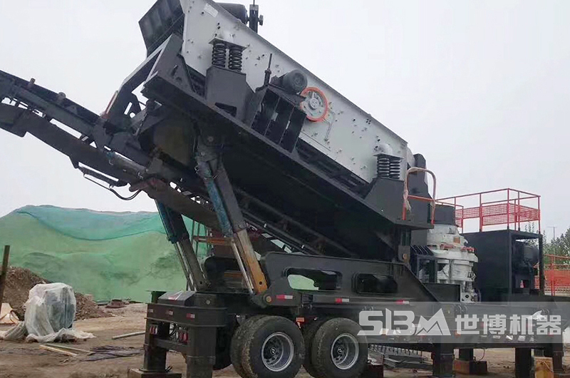 大型建筑垃圾破碎機設(shè)備安裝現(xiàn)場