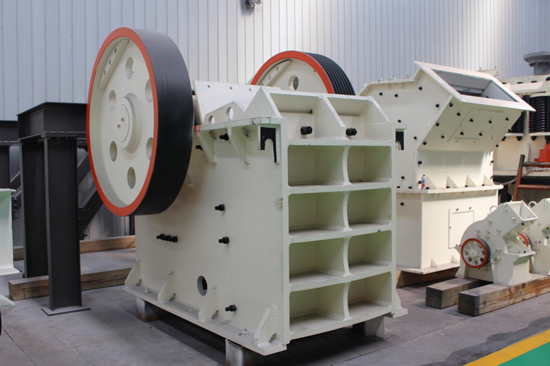 顎式破碎機(jī)，破碎長石砂巖的設(shè)備
