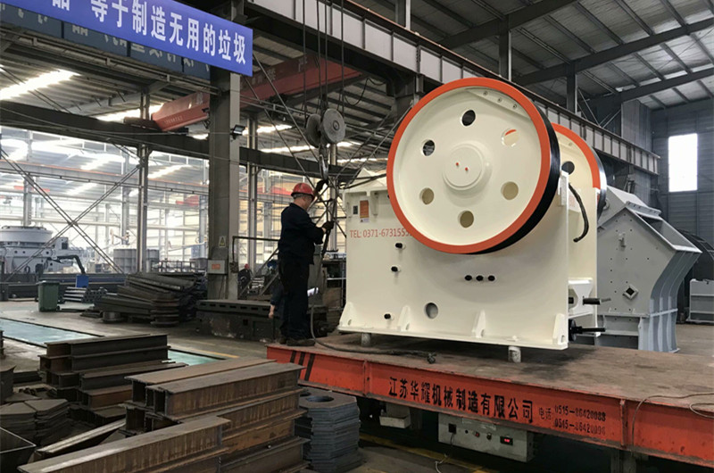 顎式破碎機(jī)，粗碎大理巖