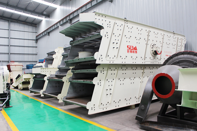 河南世博礦山碎石設(shè)備廠家，圖為振動(dòng)篩車(chē)間