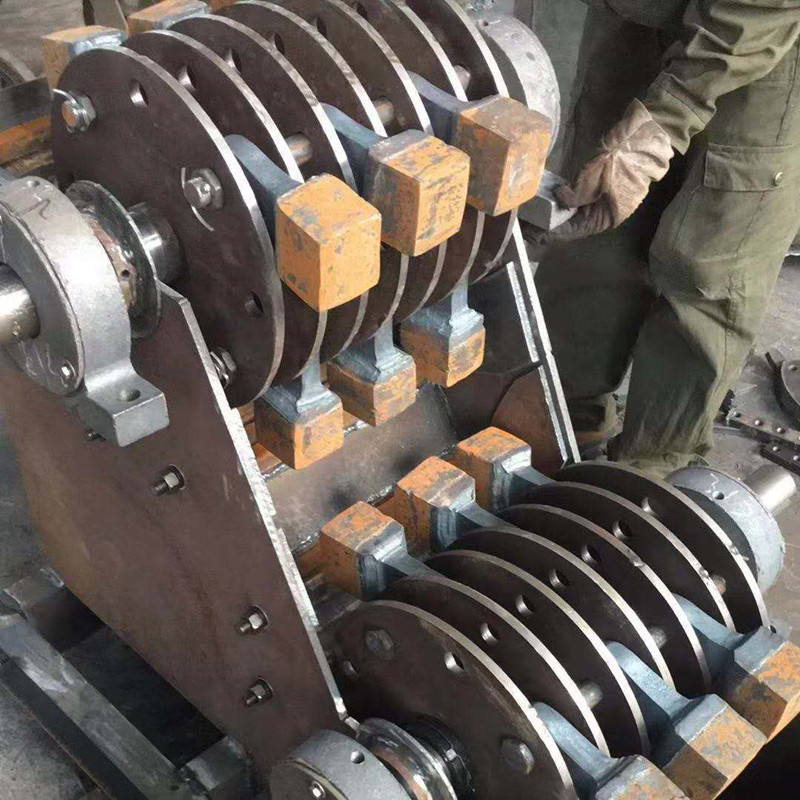 世博雙級(jí)破碎機(jī)細(xì)節(jié)圖，內(nèi)部結(jié)構(gòu)