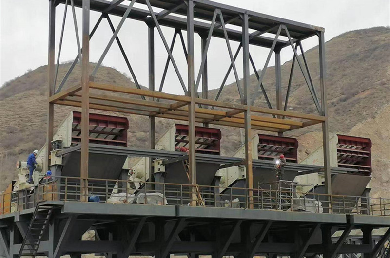 大型礦山礦石振動篩現場，多臺并排生產