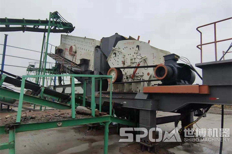 移動(dòng)破碎機(jī)1412客戶現(xiàn)場(chǎng)圖