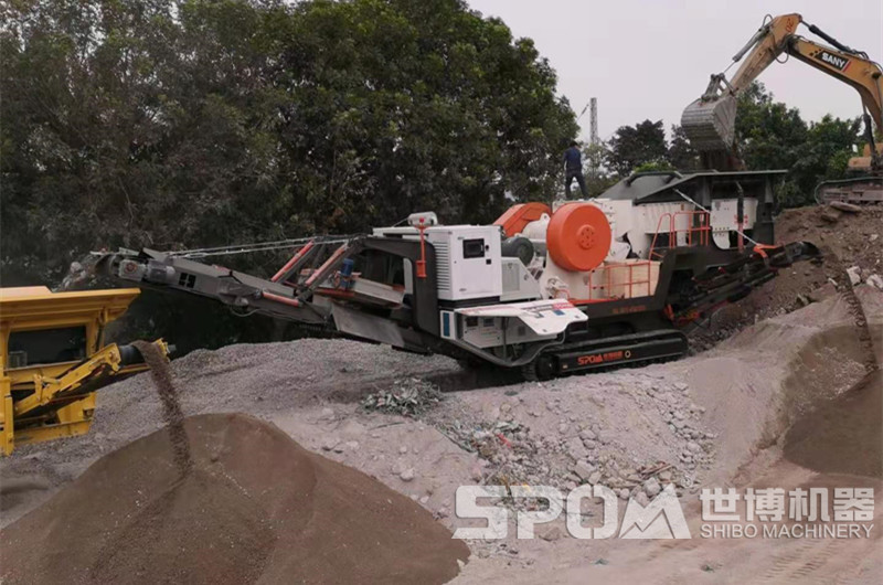 c106顎式移動破碎機破碎石料現(xiàn)場