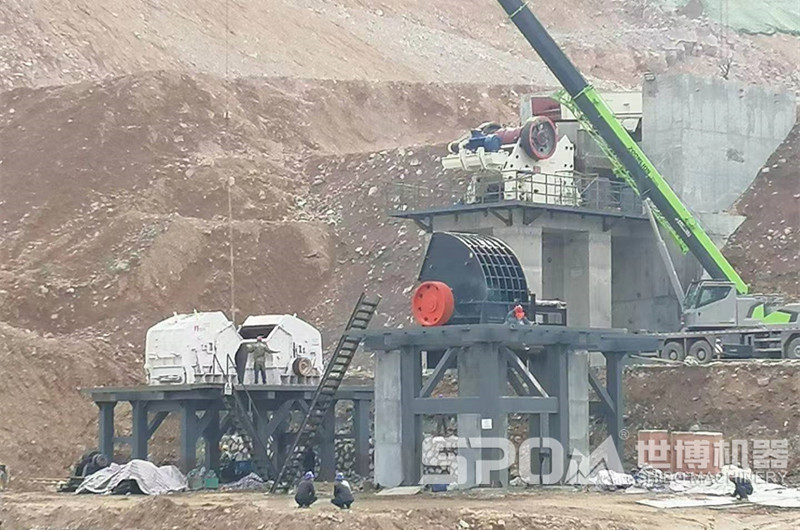 顎破、反擊破、重錘破安裝現(xiàn)場(chǎng)，根據(jù)現(xiàn)場(chǎng)地形高低布置