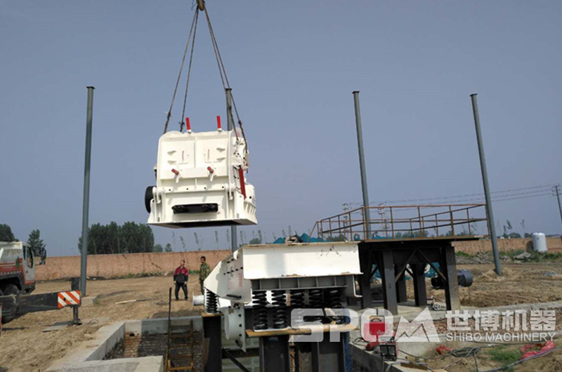 反擊式破碎機吊裝現場