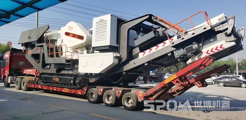 世博履帶式移動69破碎石機(jī)裝車發(fā)貨