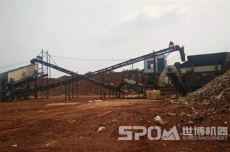 世博客戶現場，紅磚及建筑垃圾破碎現場