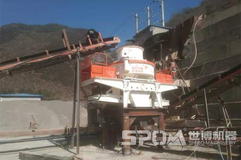 沖擊式制砂機(jī)制砂現(xiàn)場(chǎng)