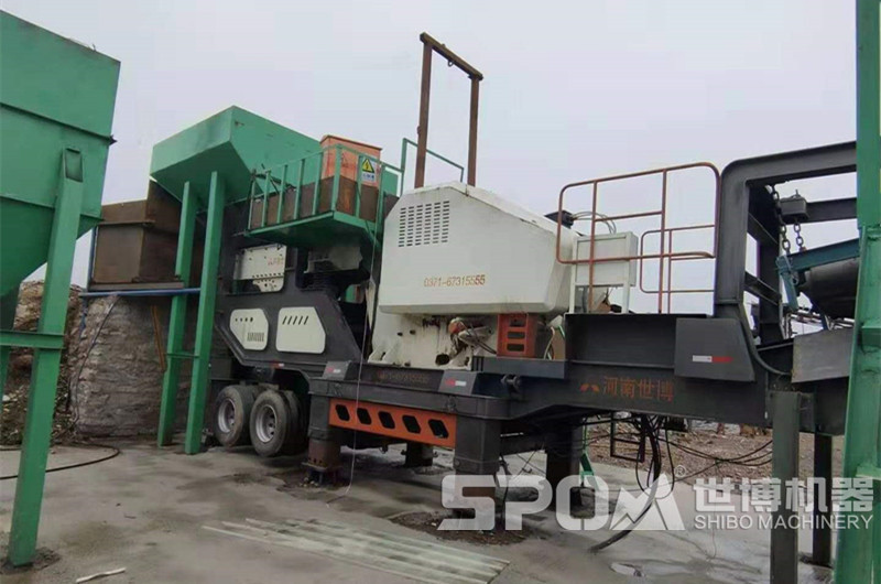 車載輪胎移動顎破機加工石料現場圖